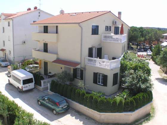 Haus früher ohne beton.Straße