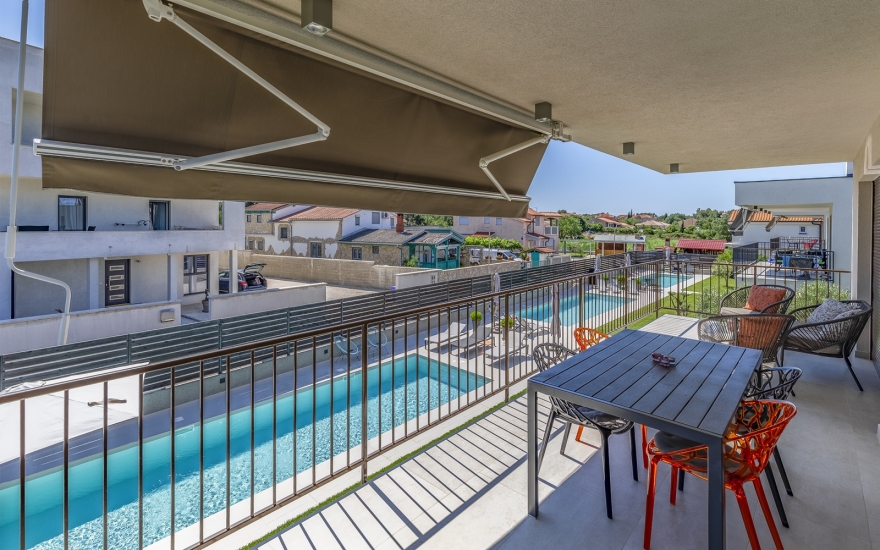 Poolblick vom Balkon des 1. OG