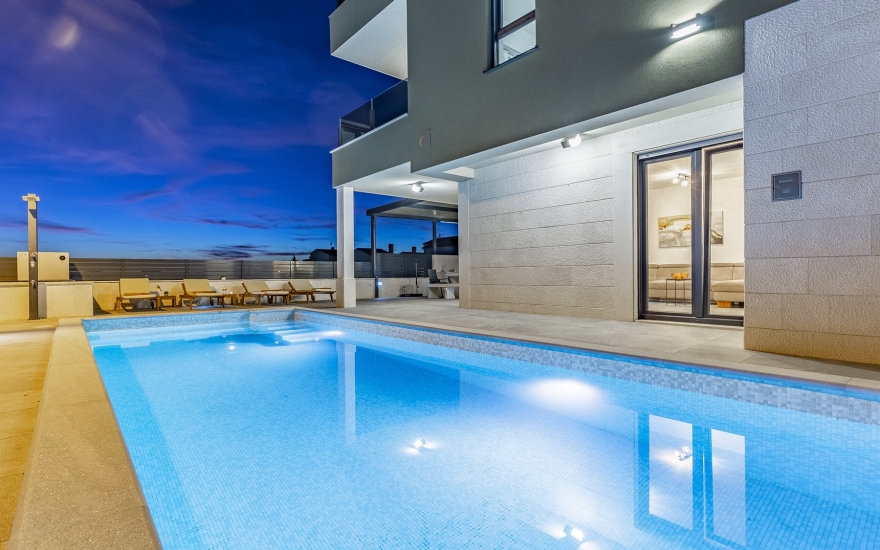 Pool mit Beleuchtung